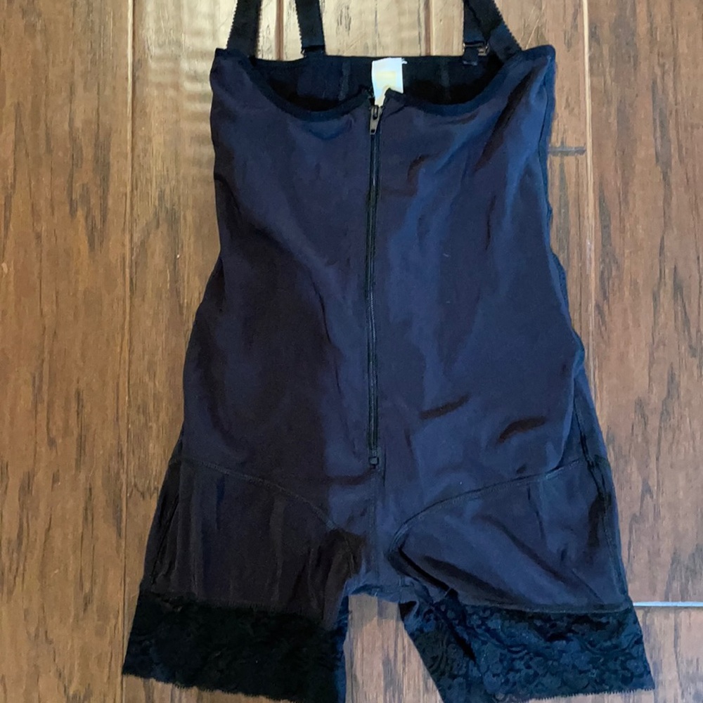 Black waist trainer size M with lace